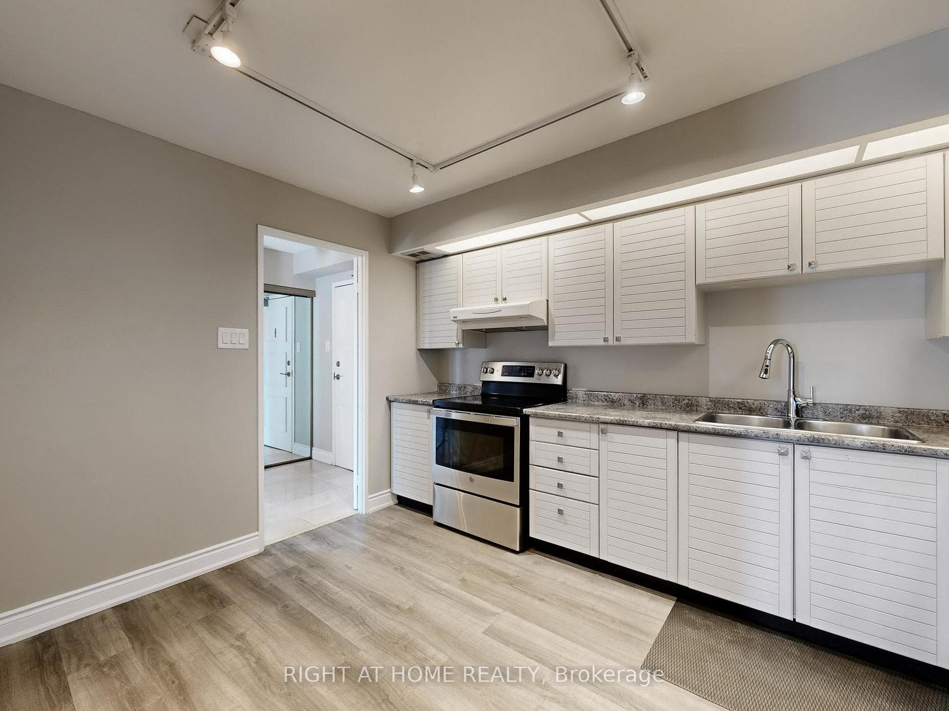 33 Elmhurst Avenue Unit 606 photo 16