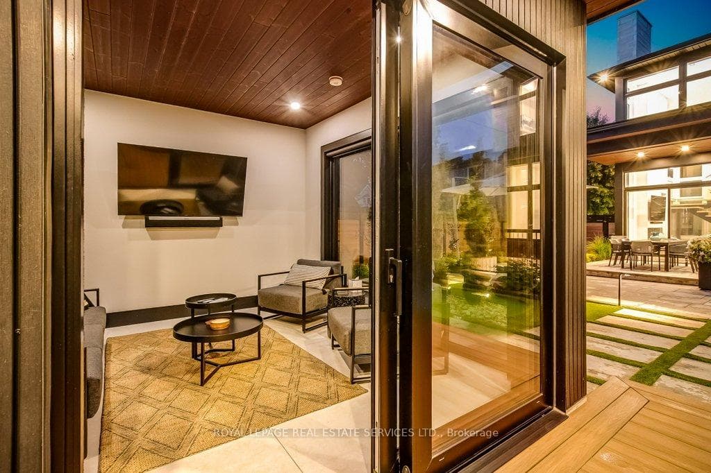 Perfect Studio or home office, impeccably finished