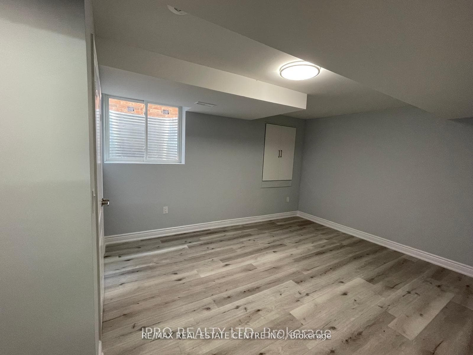 726 Dolby Crescent photo 25