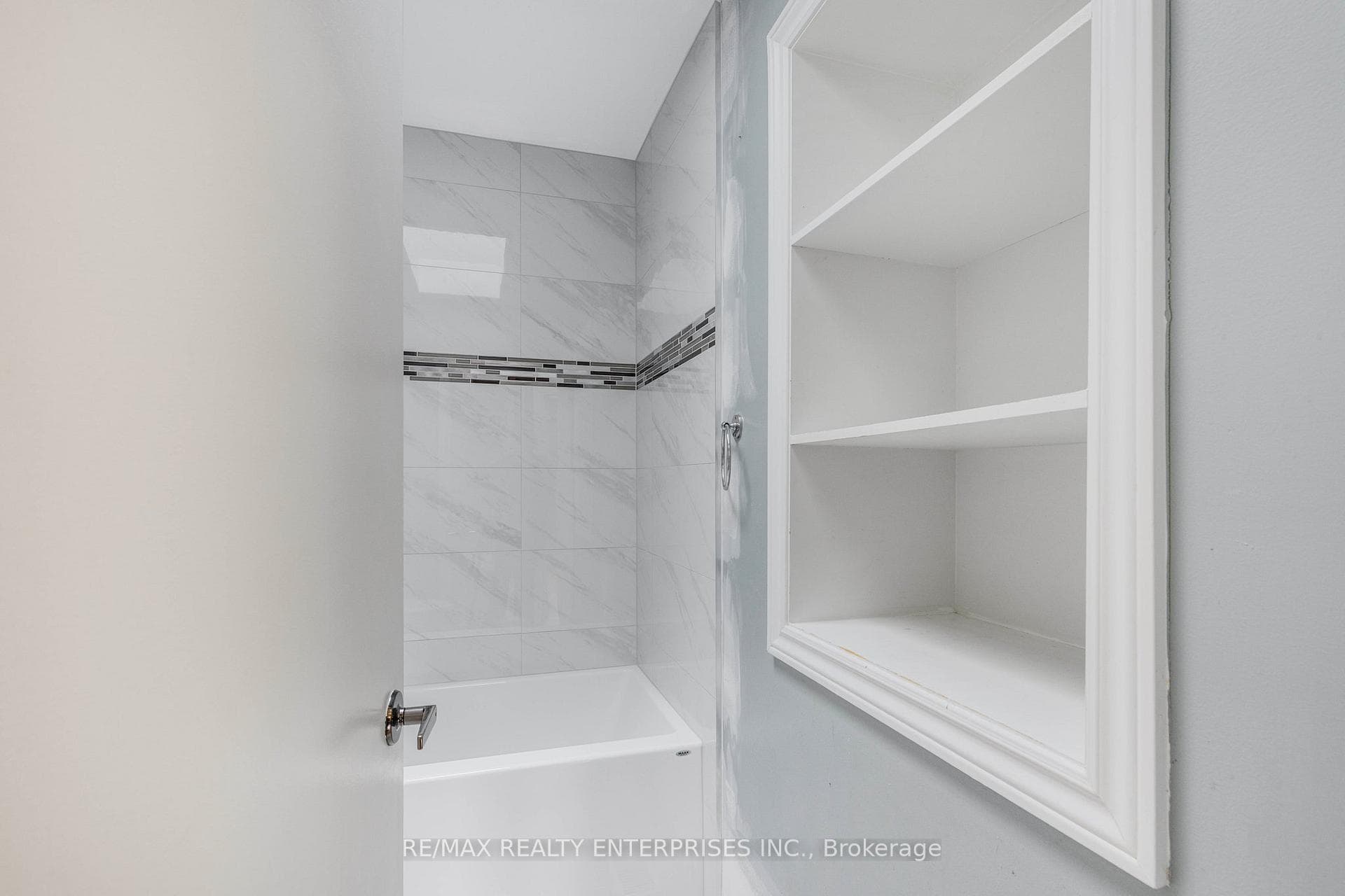 218 Wellington Street photo 14