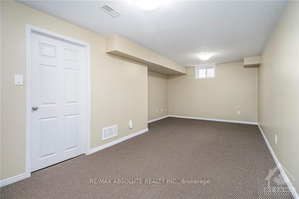 492 DUNDONALD Drive photo 22