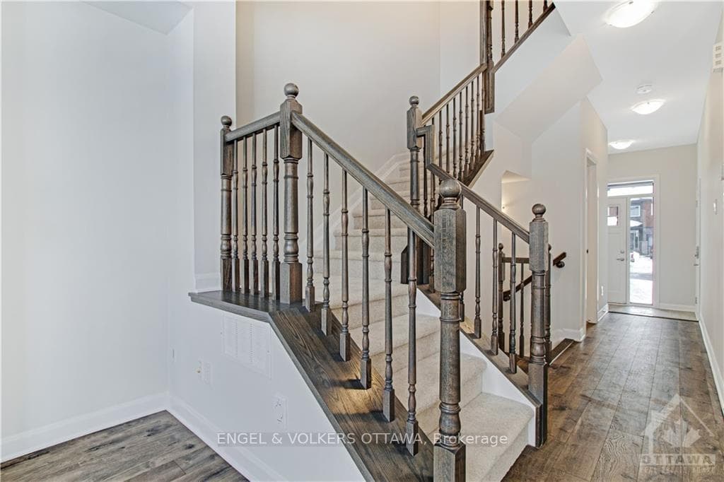 588 DECOEUR Drive photo 5