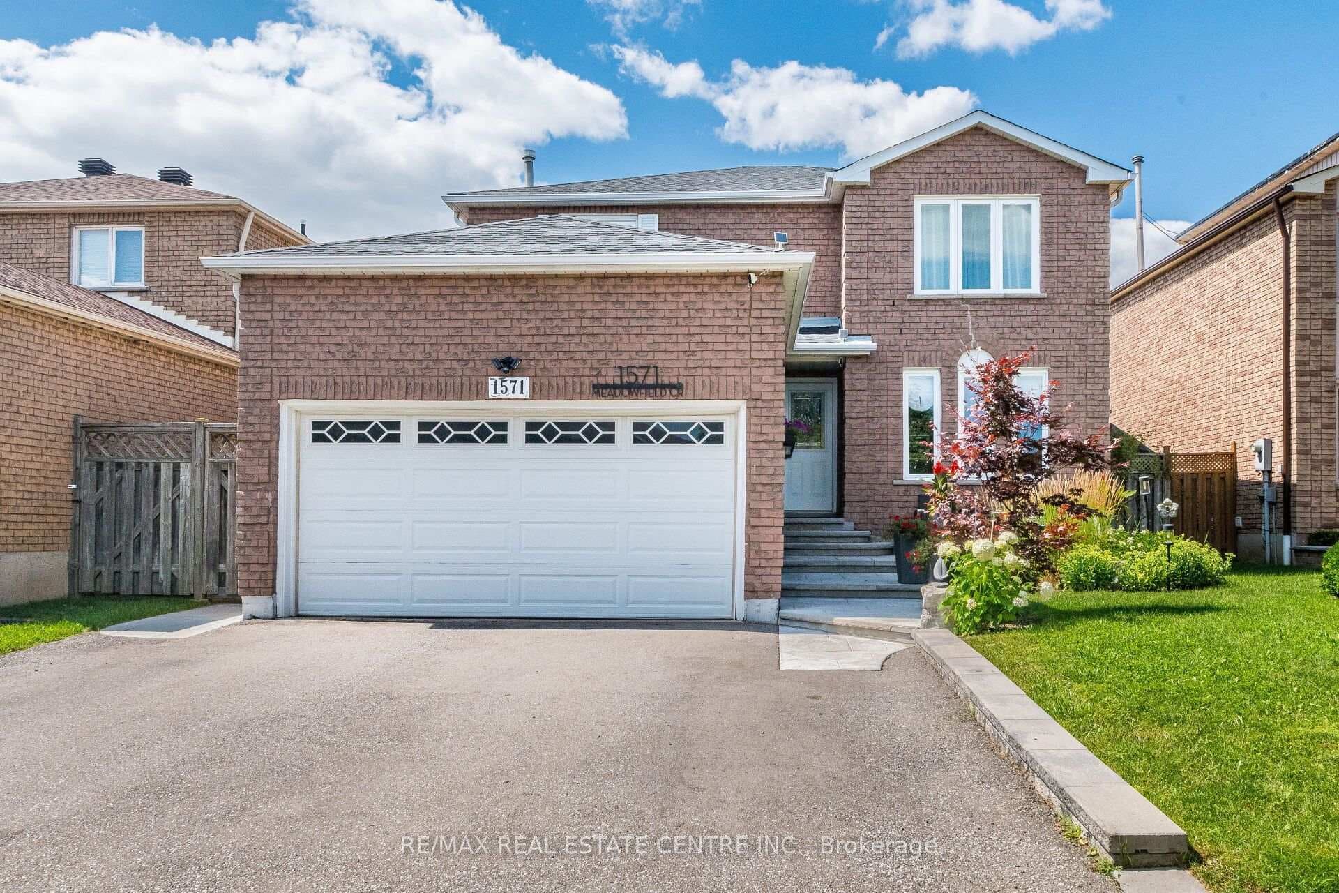 1571 Meadowfield Crescent photo 1