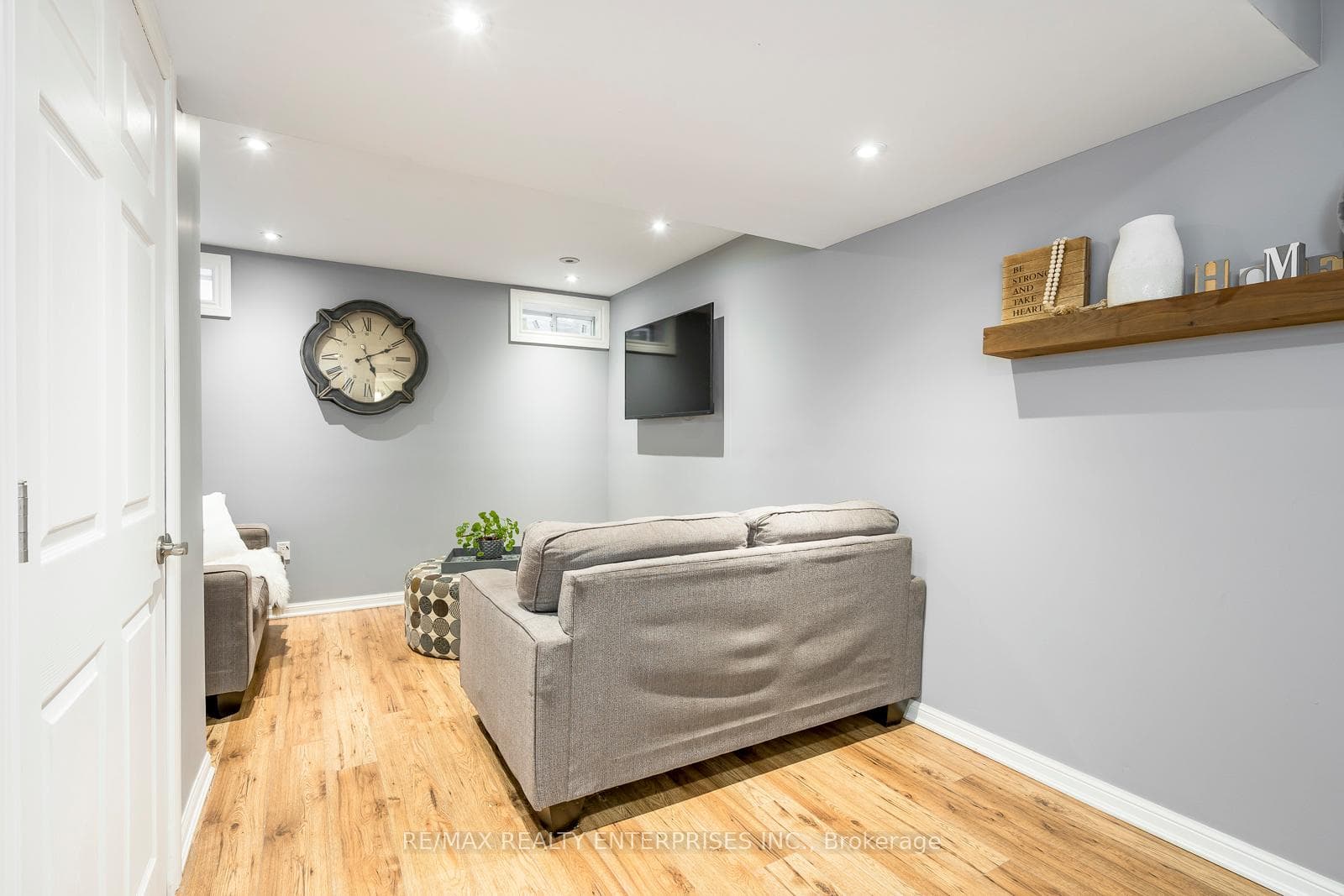 787 Howden Crescent photo 24