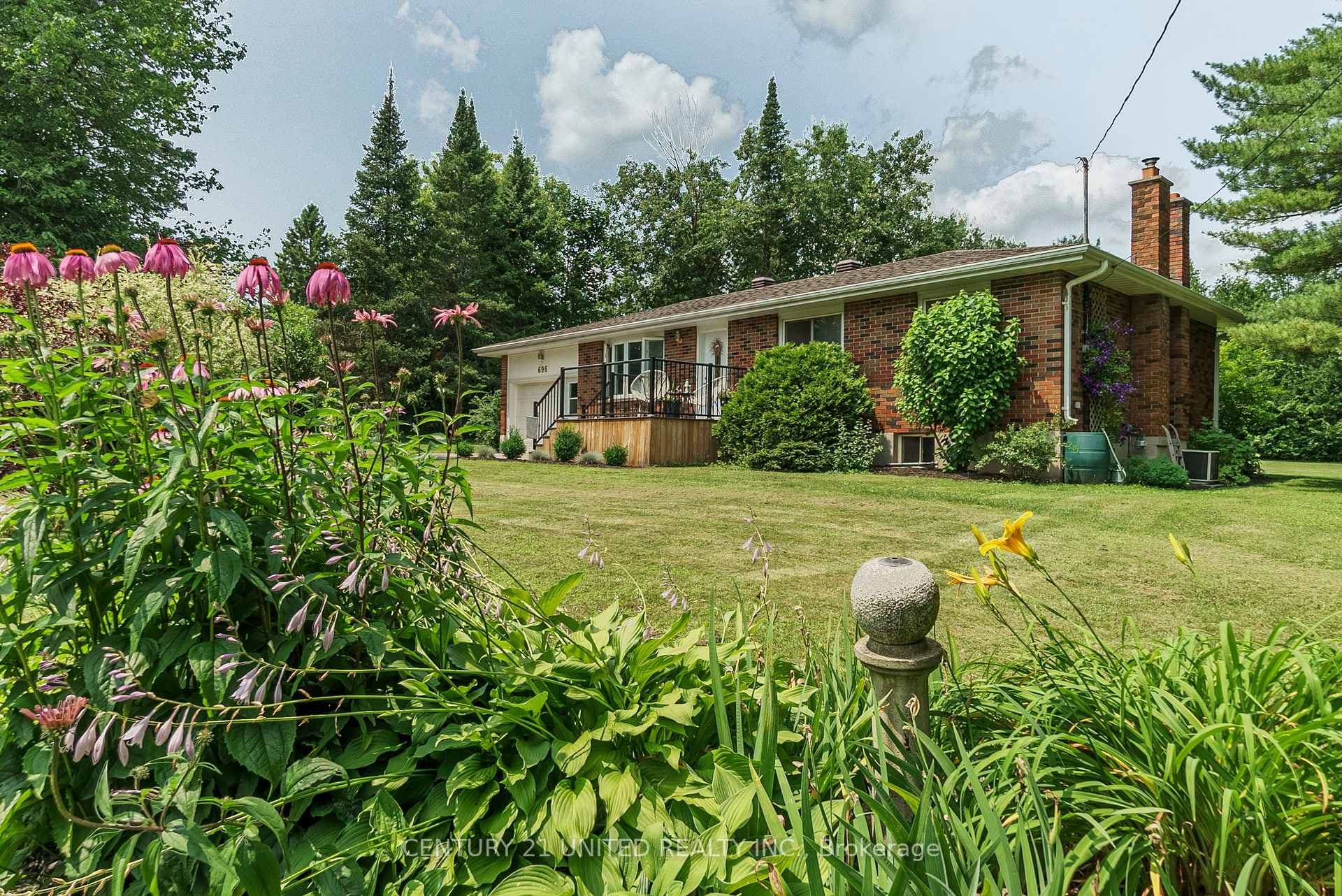 696 Skyline Road photo 2
