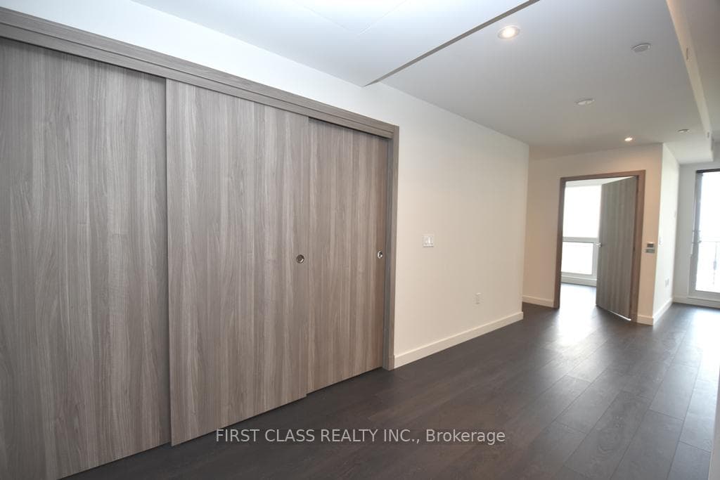 25 Mcmahon Drive Unit 1707 photo 6