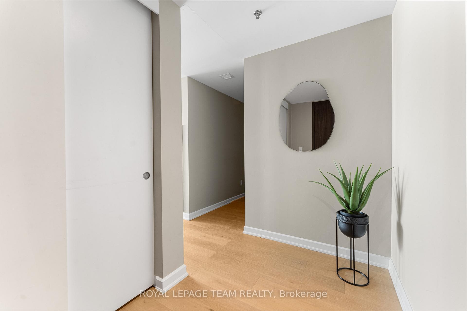 300 Lisgar Street Unit 913 photo 8