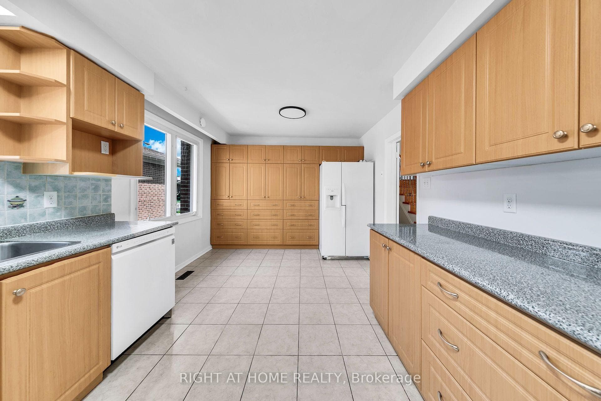 88 Peckham Avenue photo 8