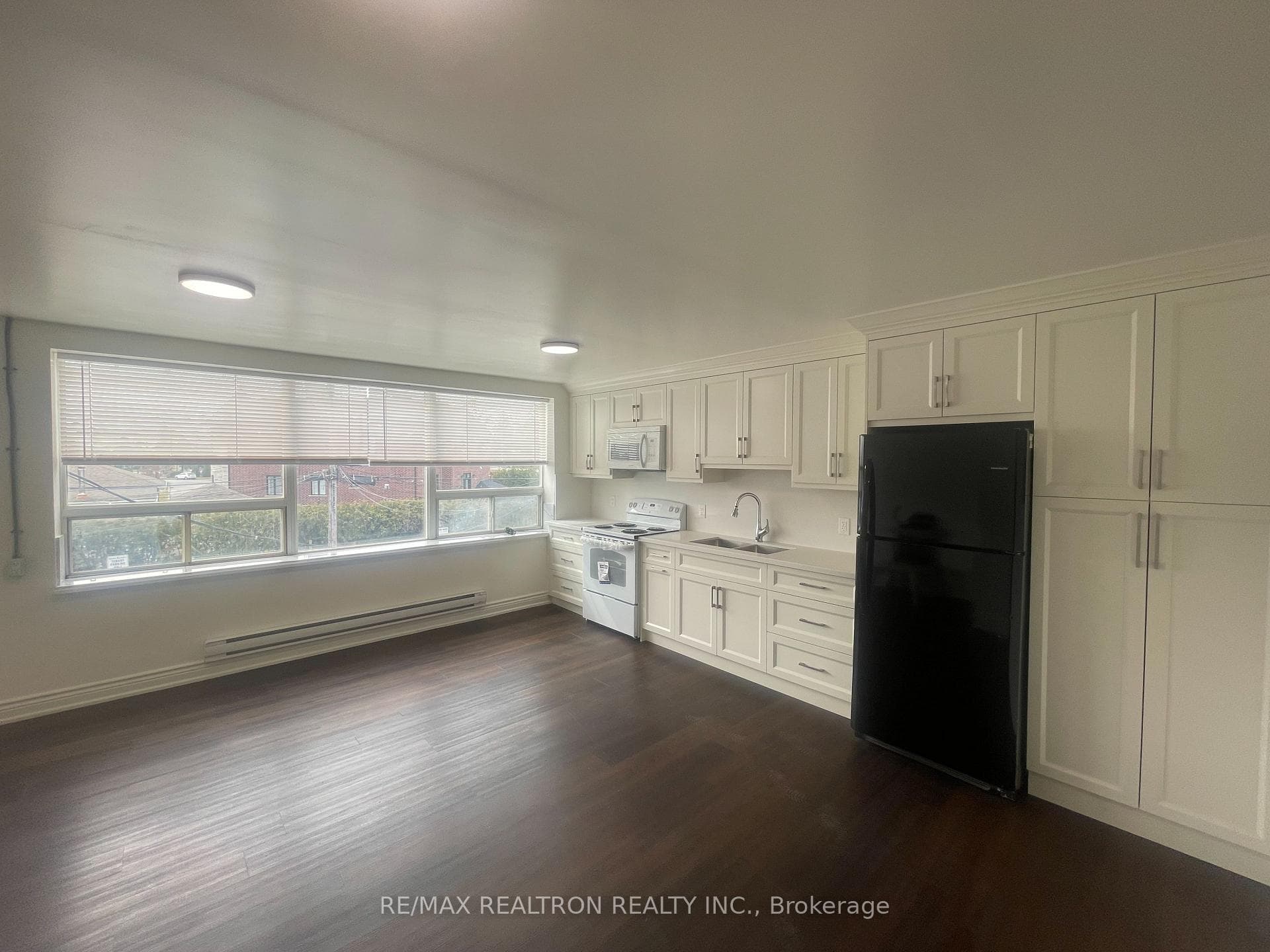 1985 Lawrence Avenue Unit 2 photo 2