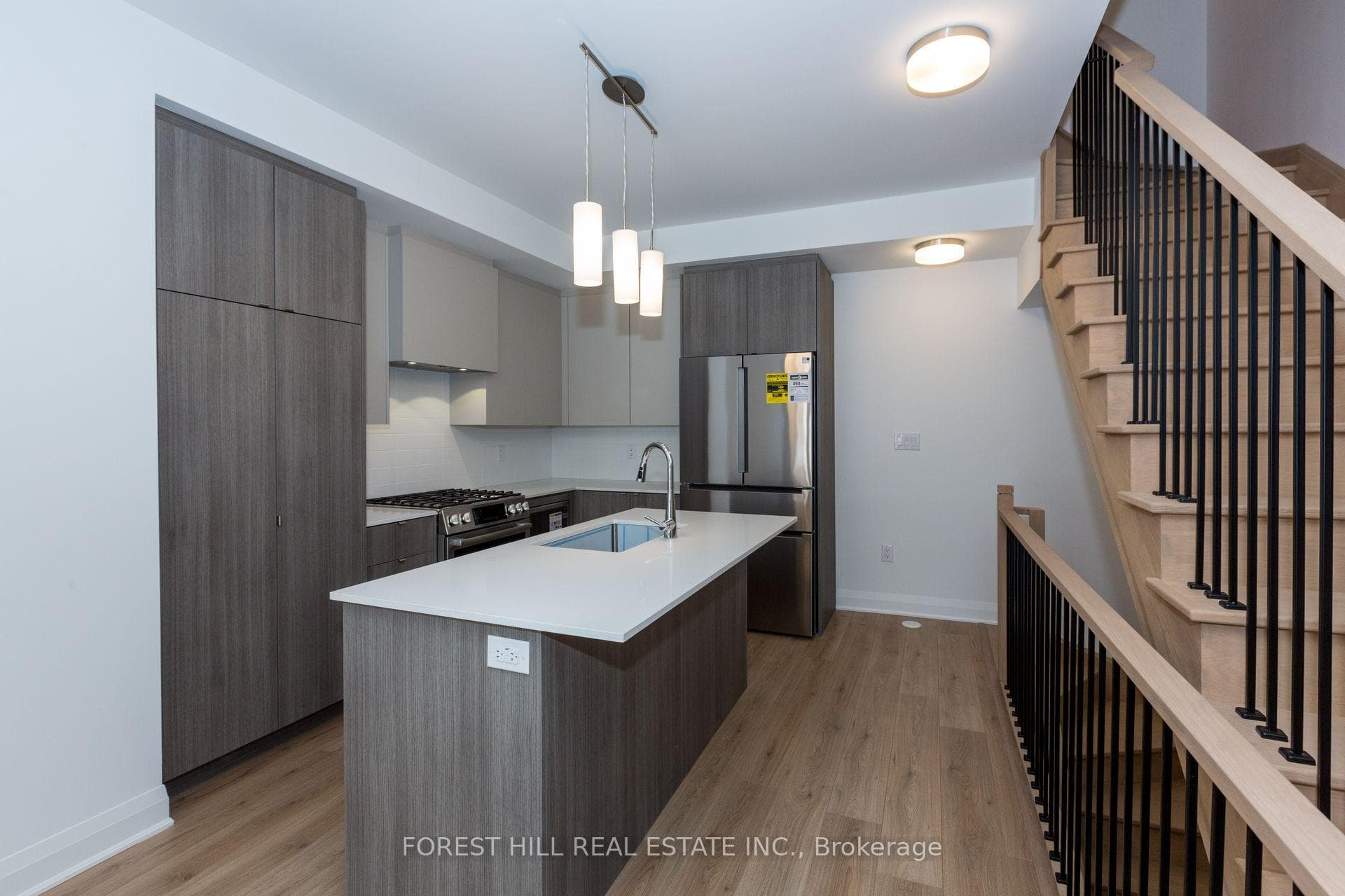 138 Alton Crescent photo 4
