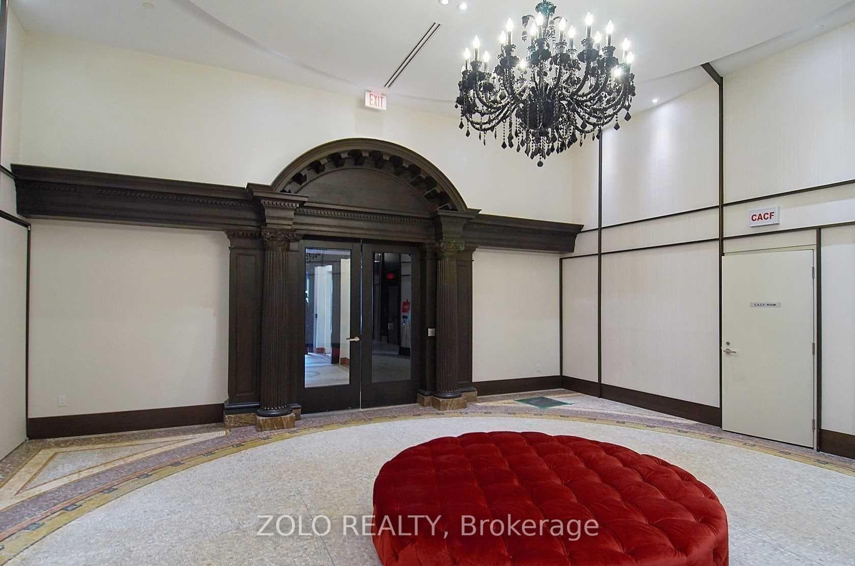 197 Yonge Street Unit 5202 photo 3