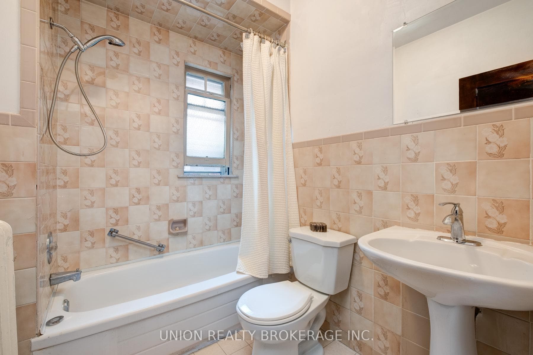 731 Coxwell Avenue photo 10