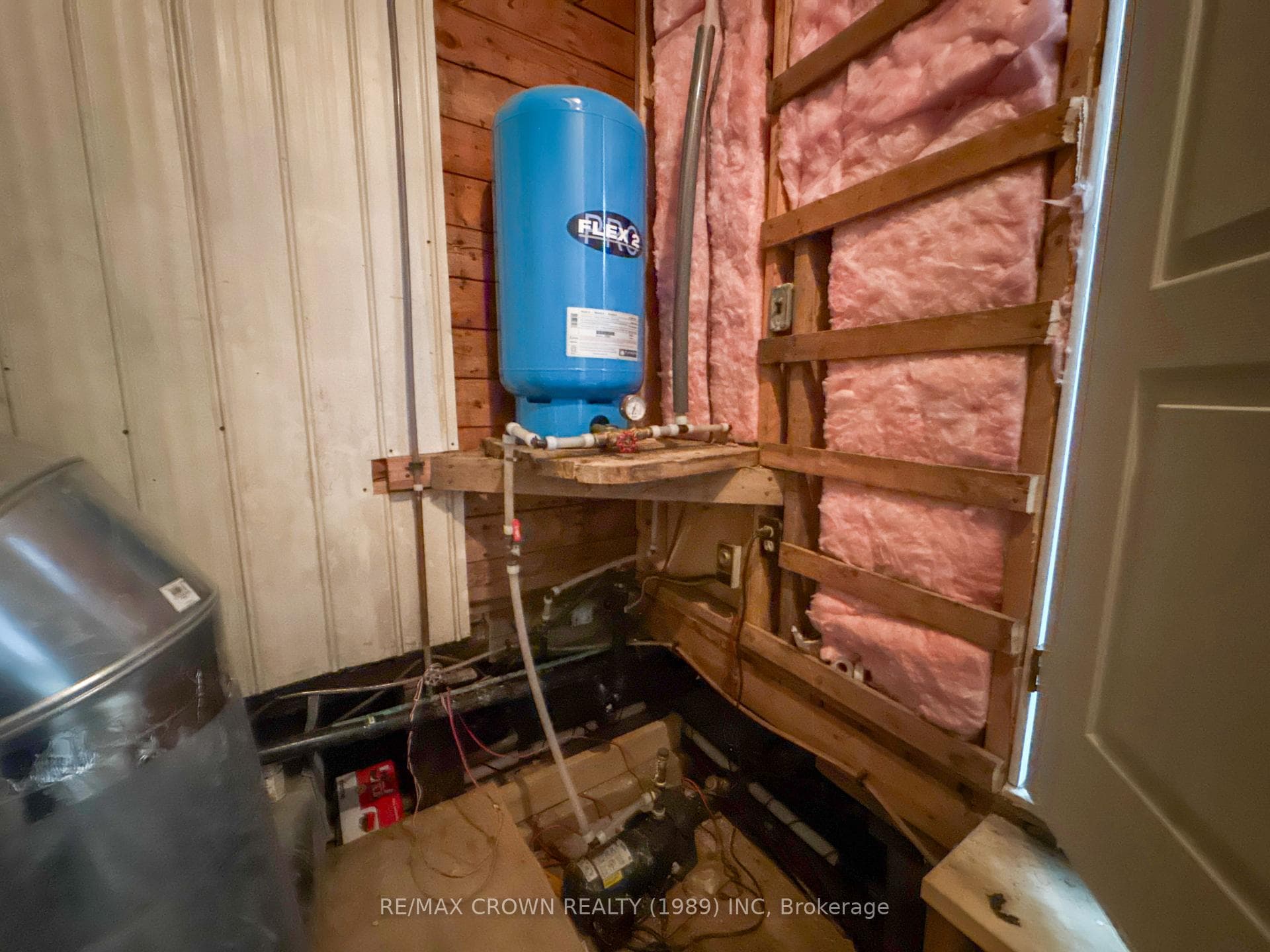 Well pump and water tank
