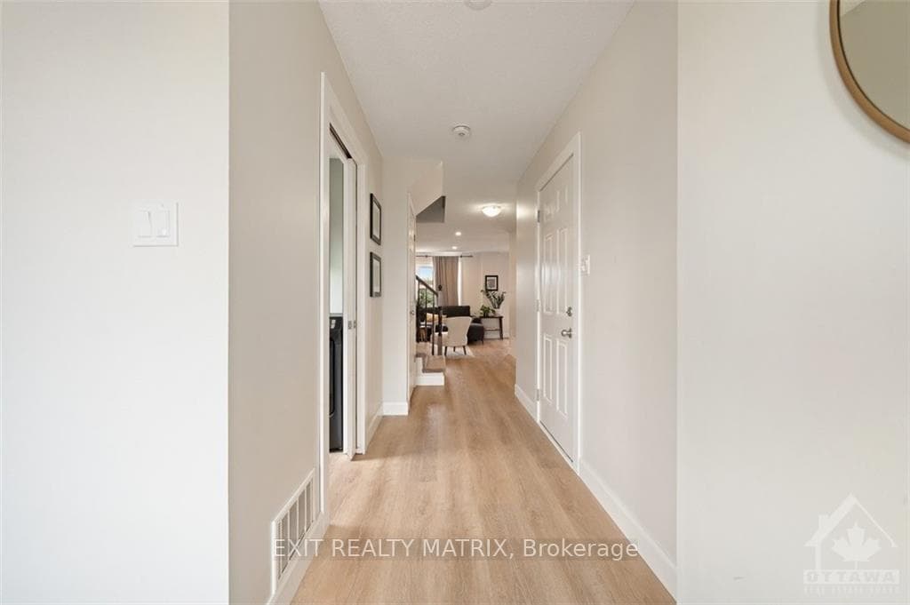 128 ABBEY Crescent photo 4