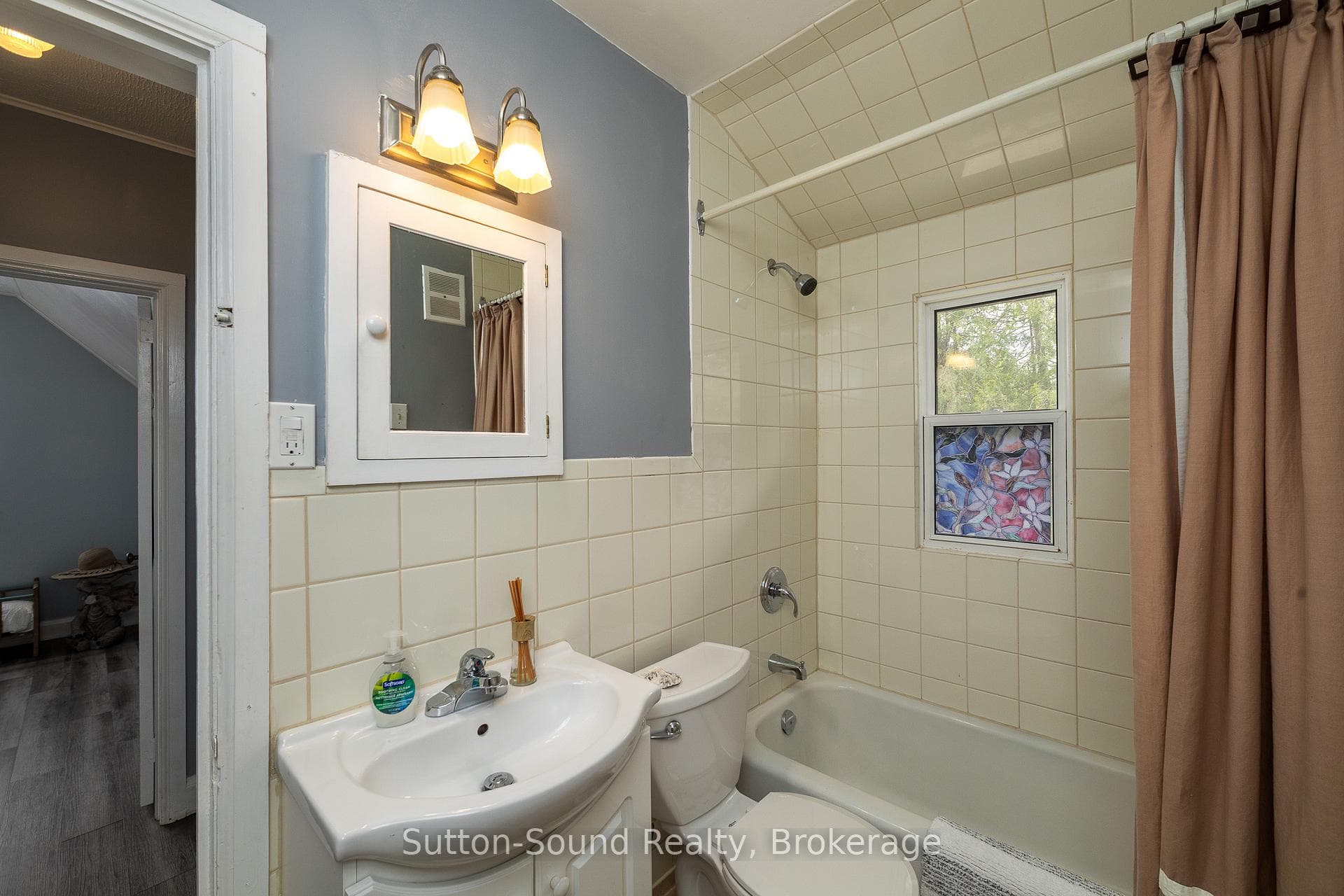 Upstairs 4 pc bathroom