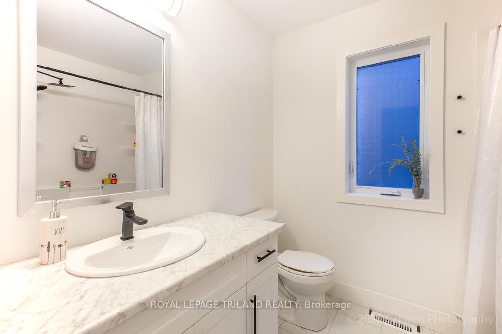 949 DEVERON Crescent photo 39