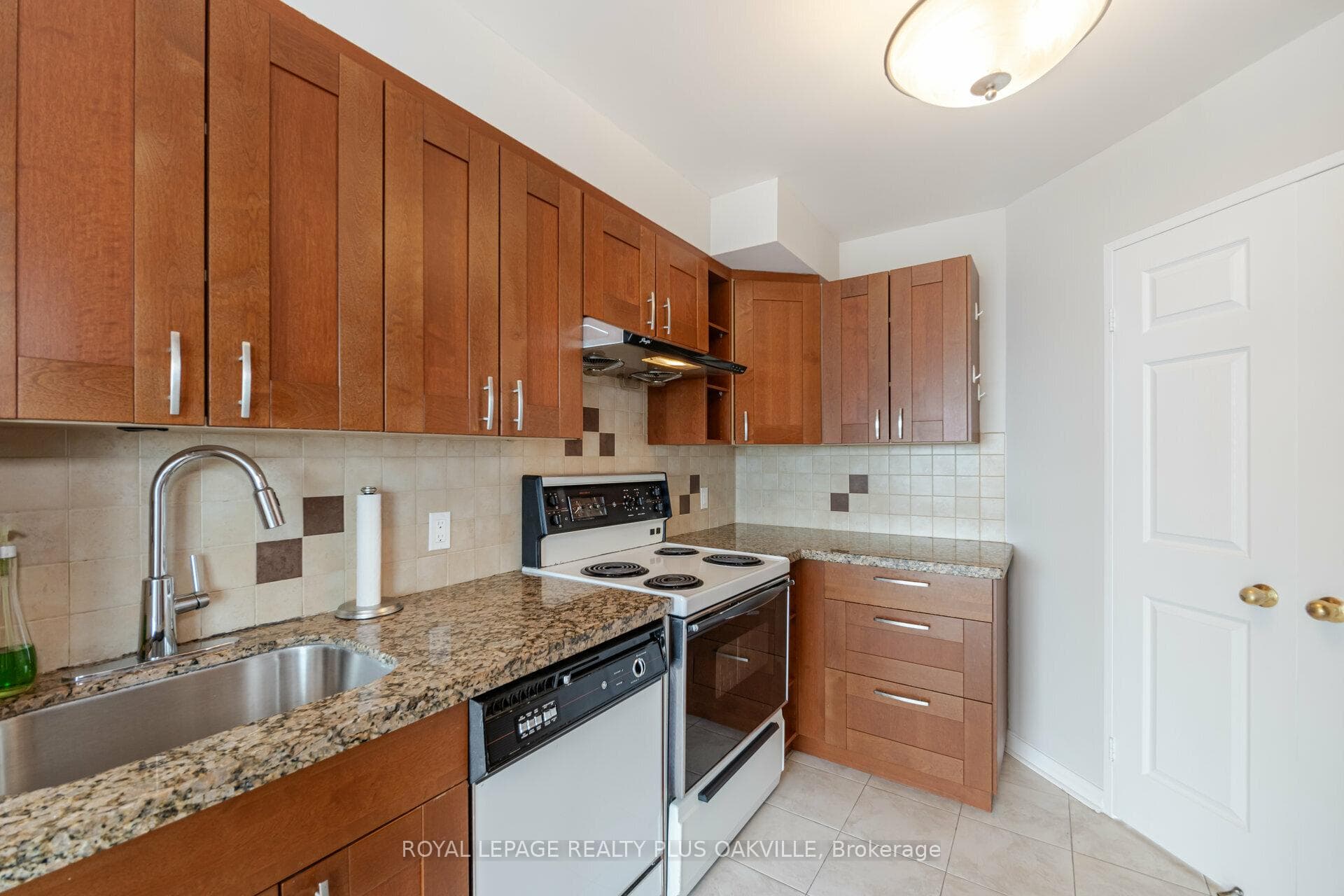 2177 Burnhamthorpe Road Unit 1810 photo 11