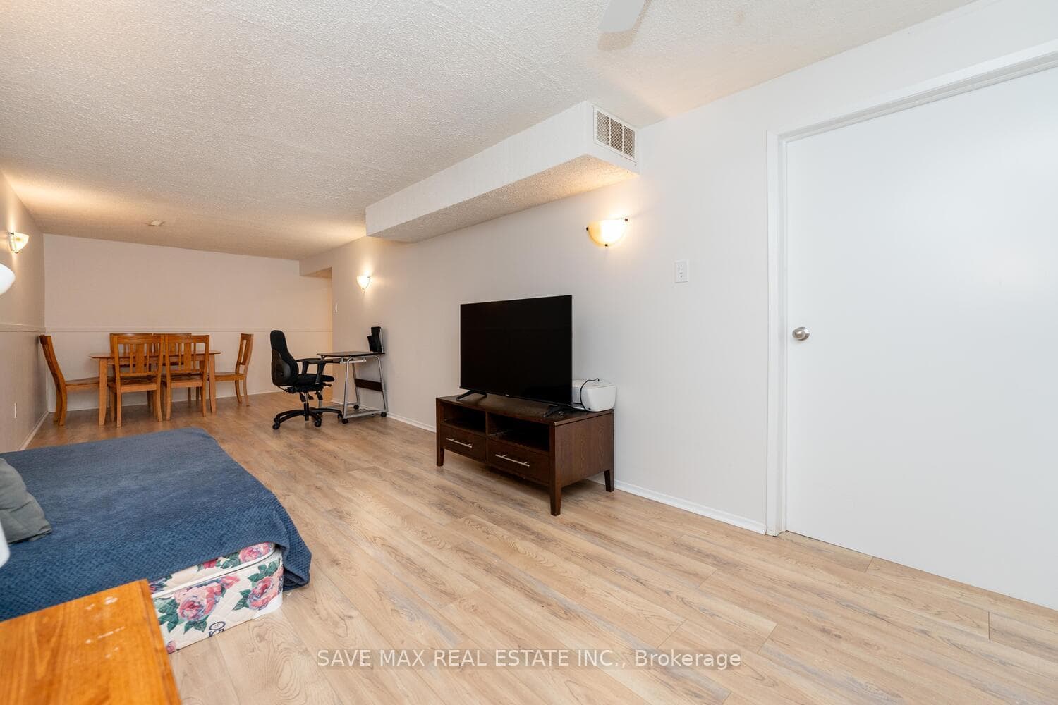 537 Lancelot Crescent photo 23