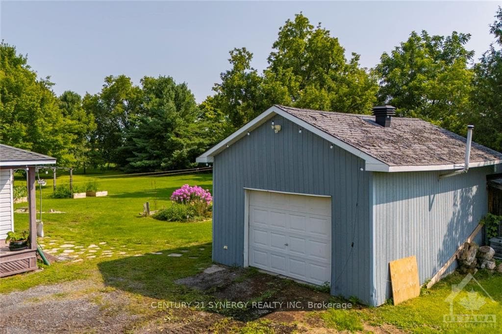 1695 GROVES Road photo 2