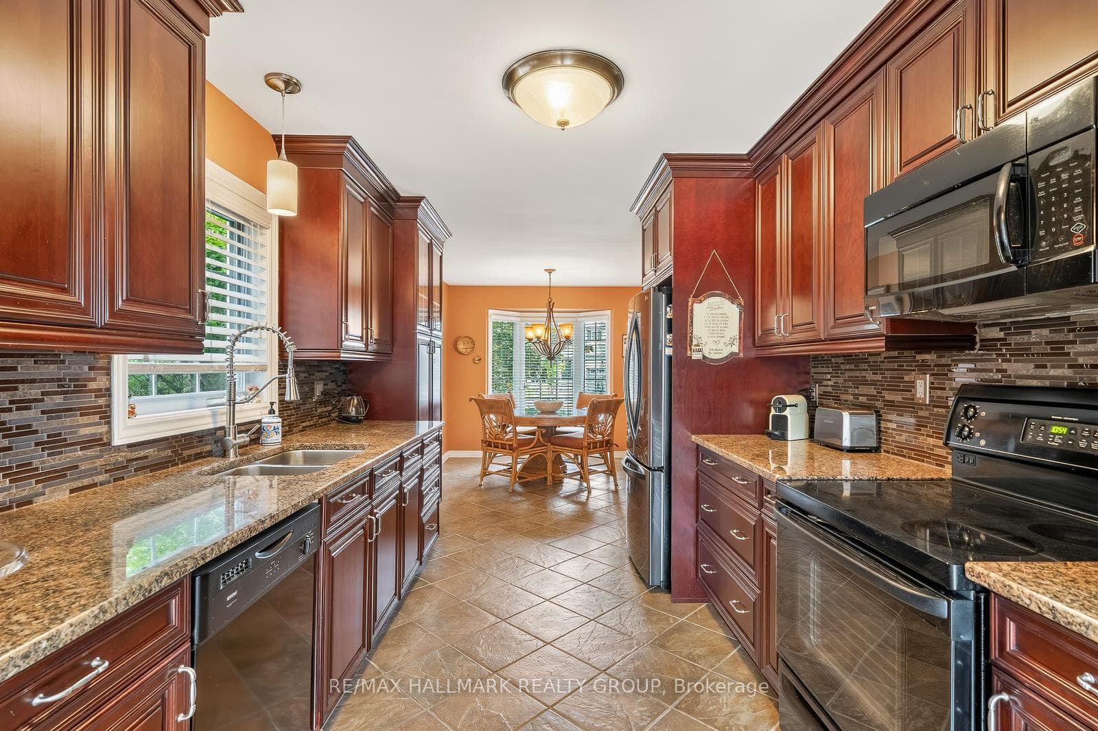 511 Deancourt Crescent photo 12