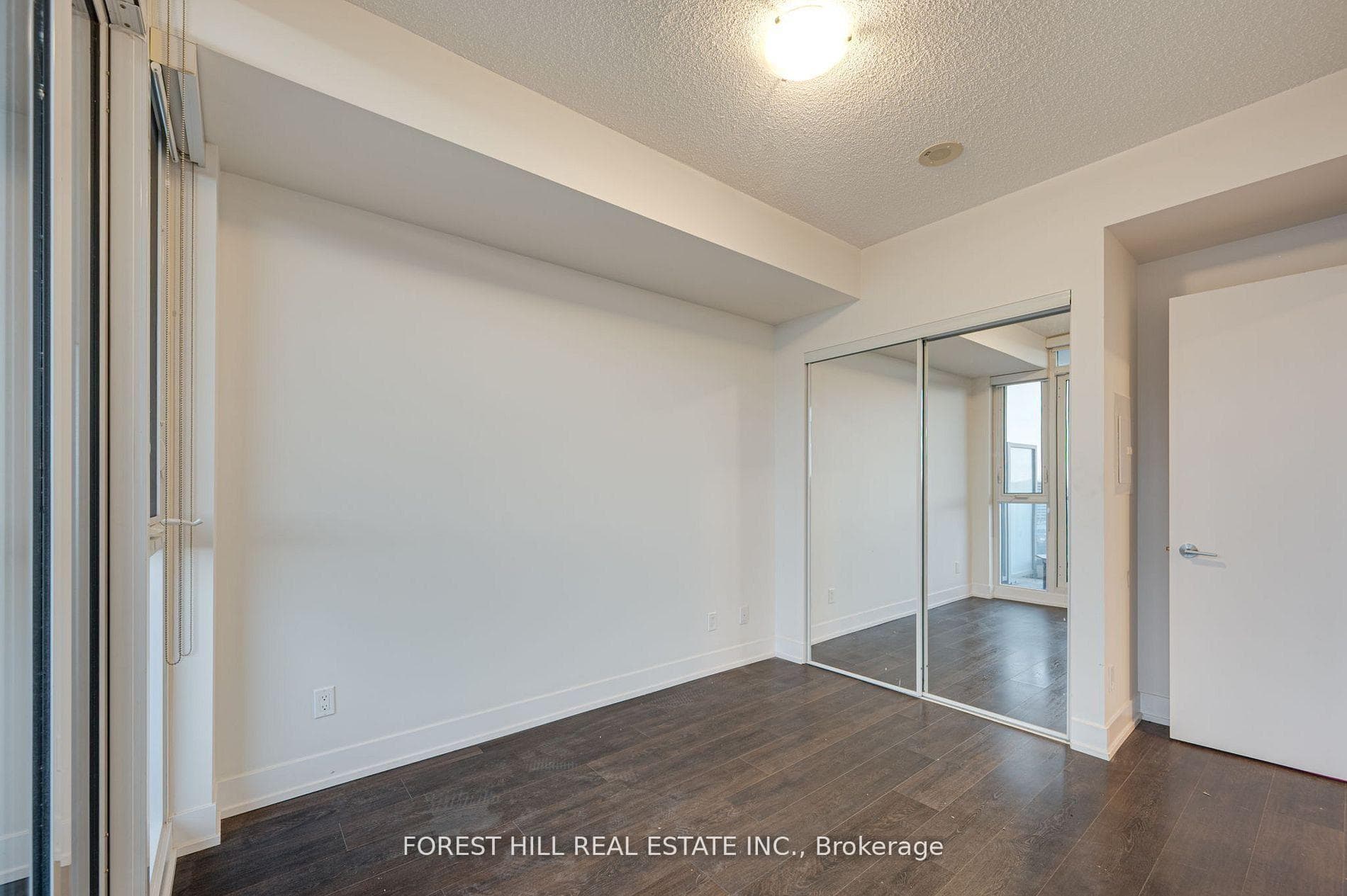 9471 Yonge Street Unit 1614 photo 10