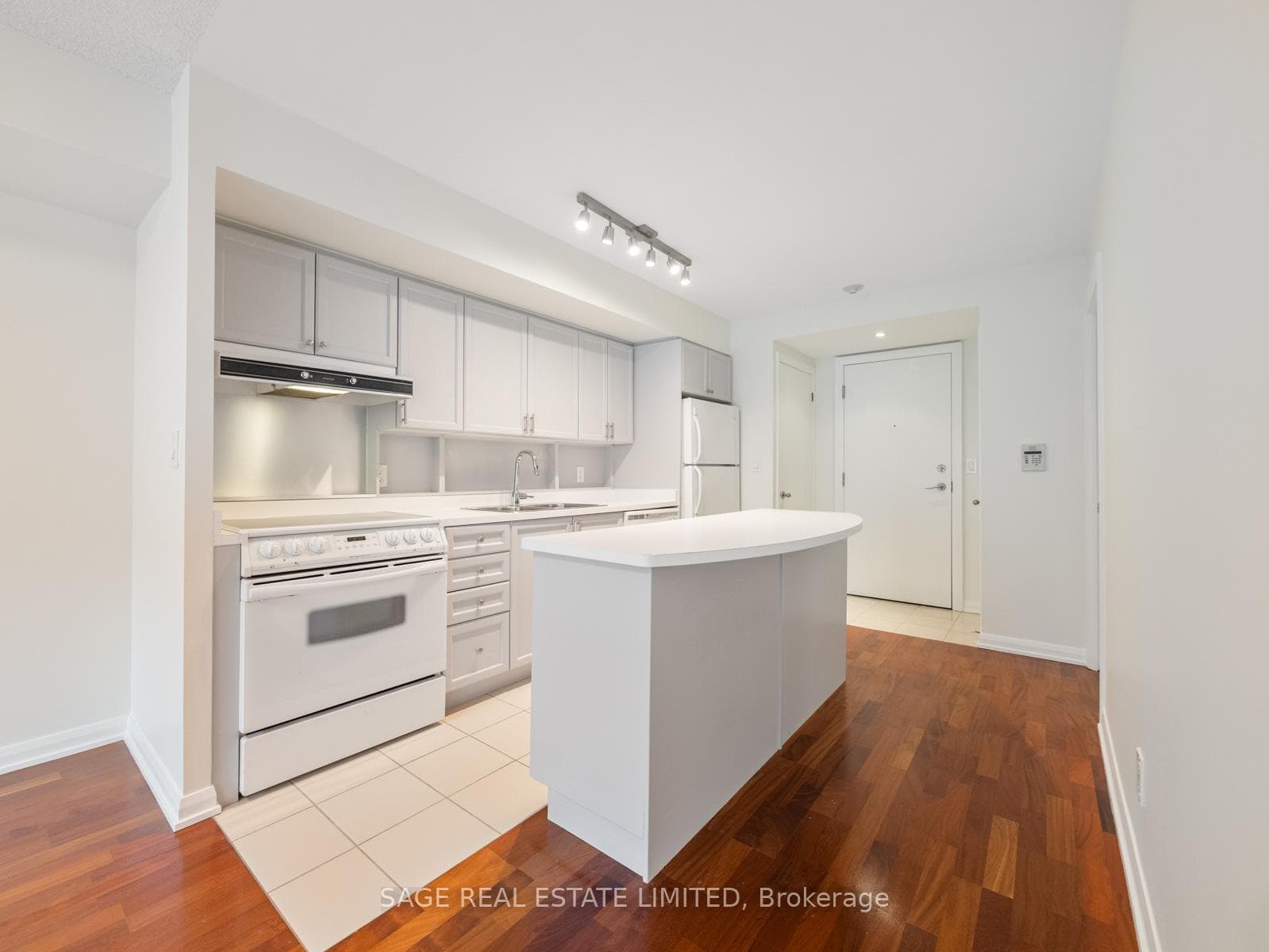 18 Beverley Street Unit 209 photo 4