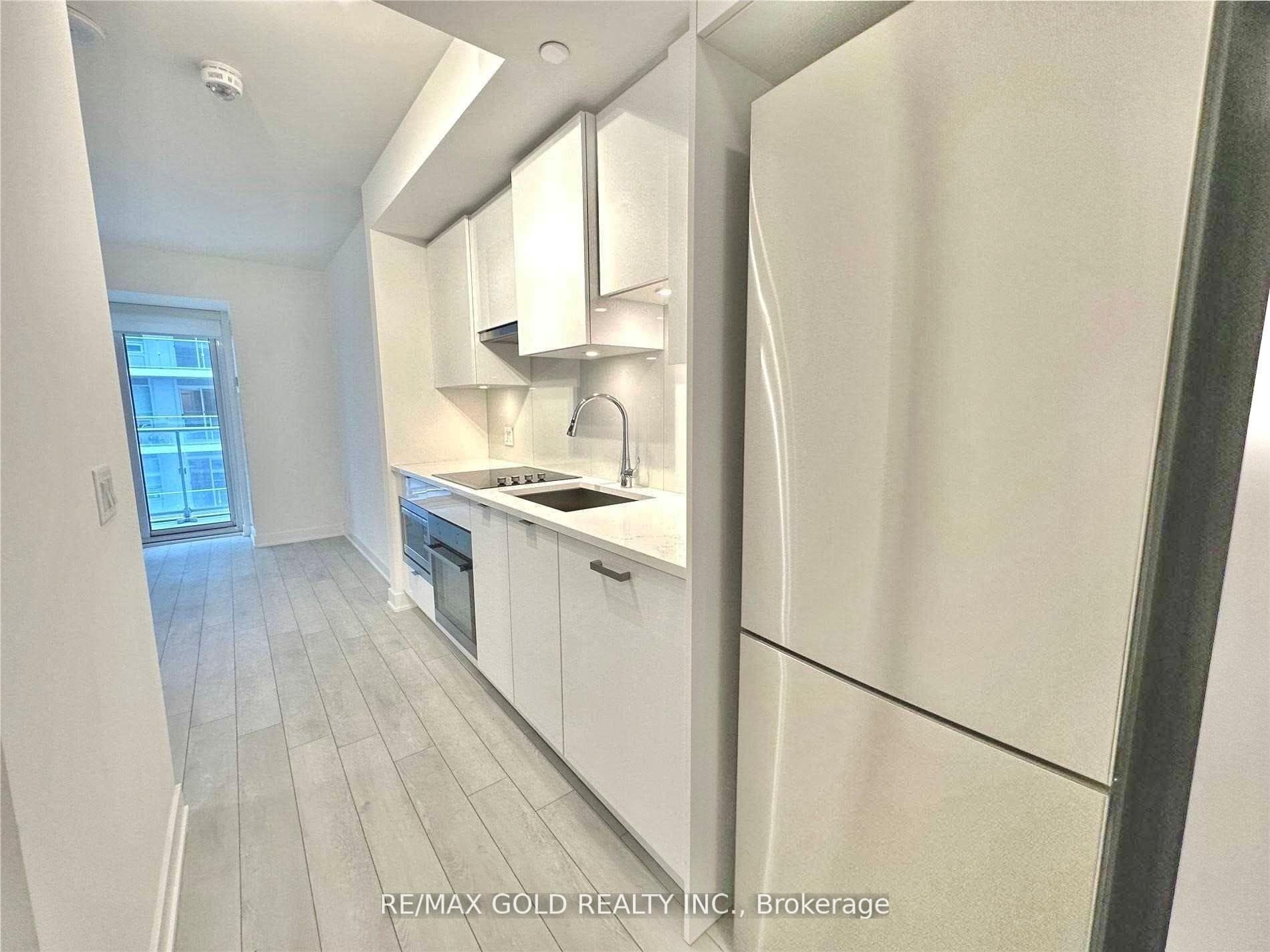 195 redpath Avenue Unit 3301 photo 4