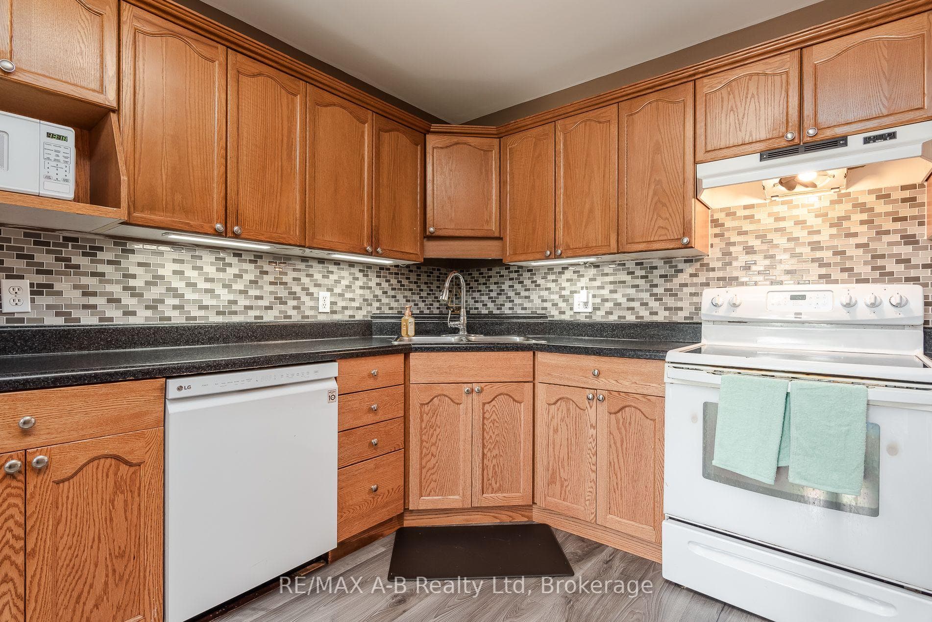 108 Walsh Crescent photo 25