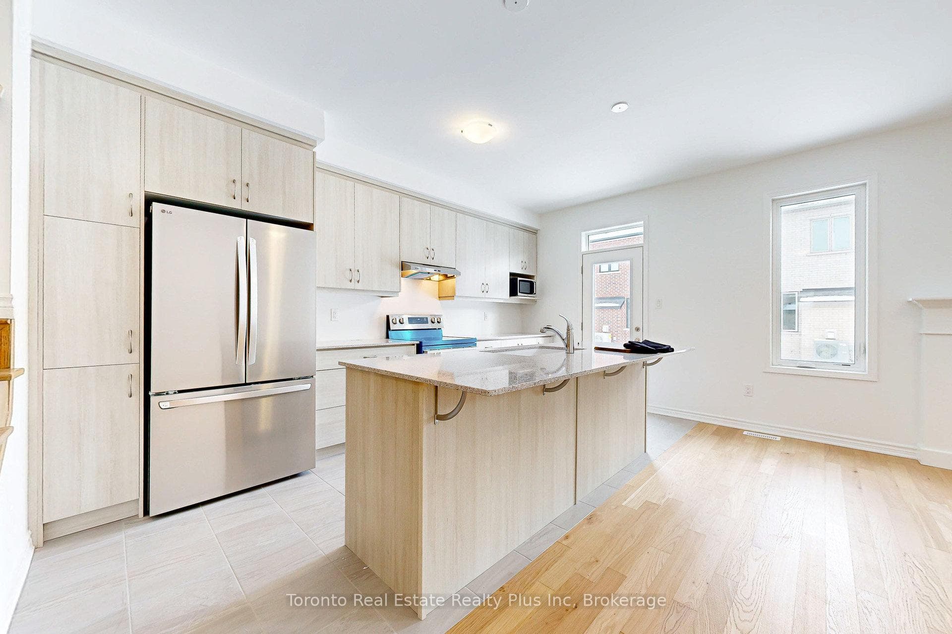 1476 Melville bonus Crescent photo 18