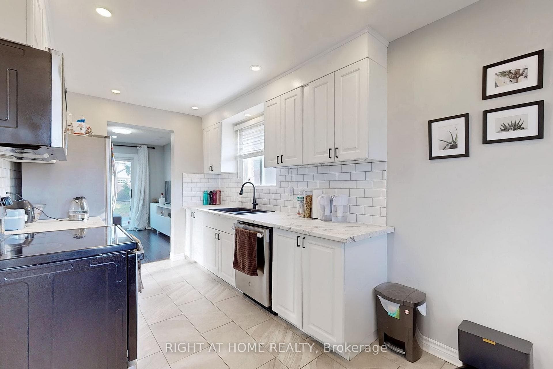 869 Attersley Drive photo 9
