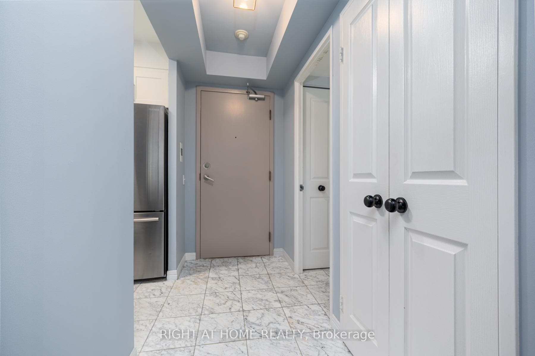 942 Yonge Street Unit 605 photo 3