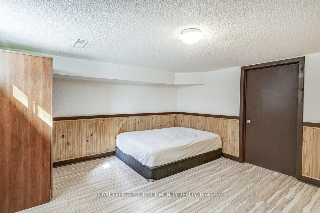 307 Axminster Drive photo 32