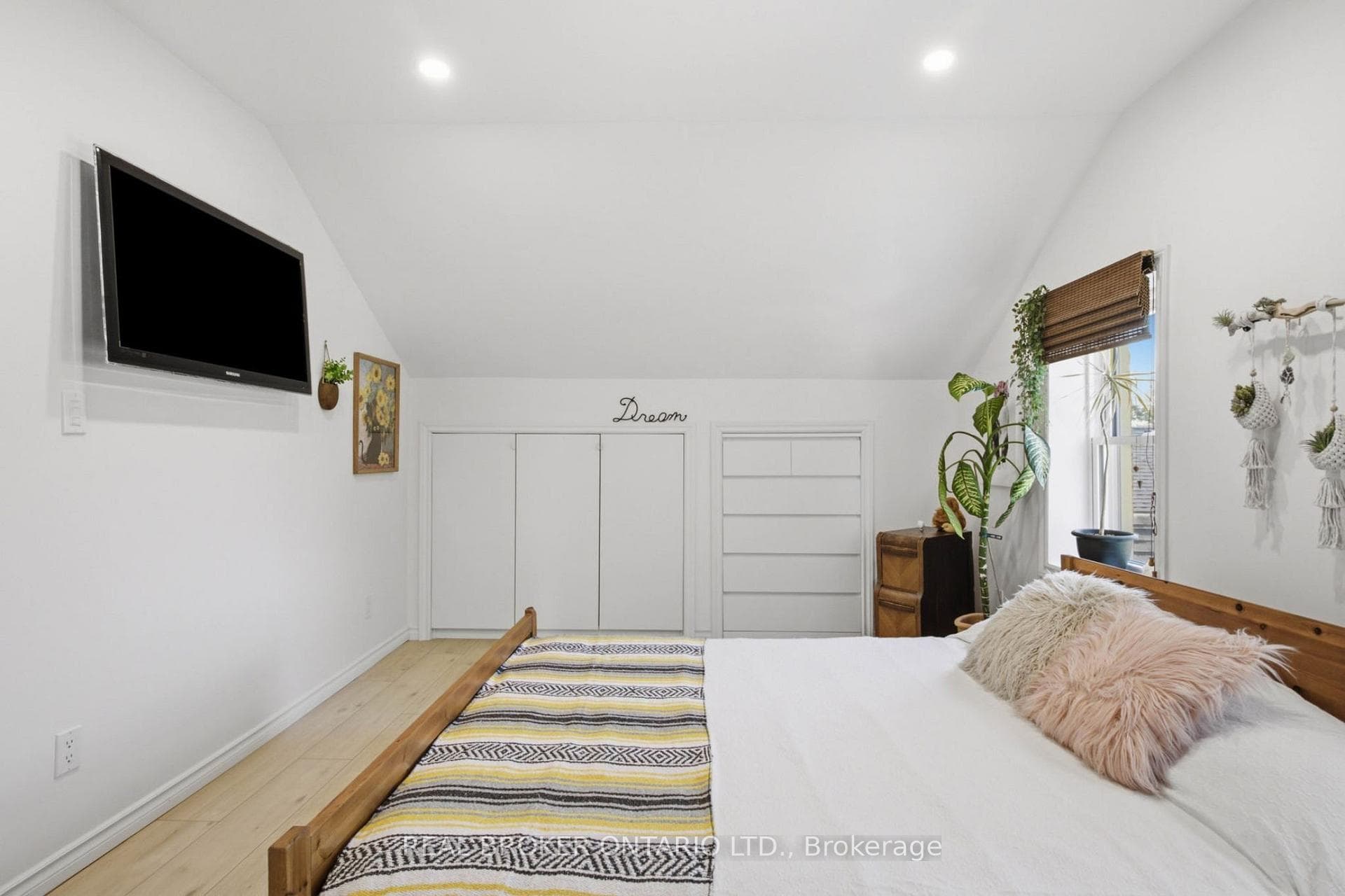 520 Elma Street photo 26