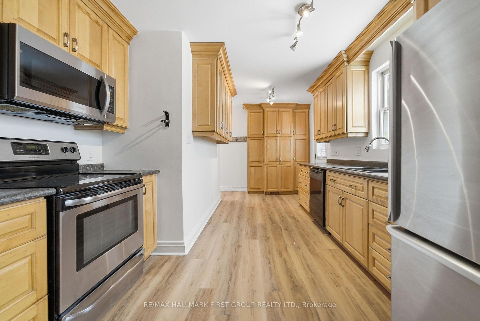 16 Sutcliffe Boulevard photo 9