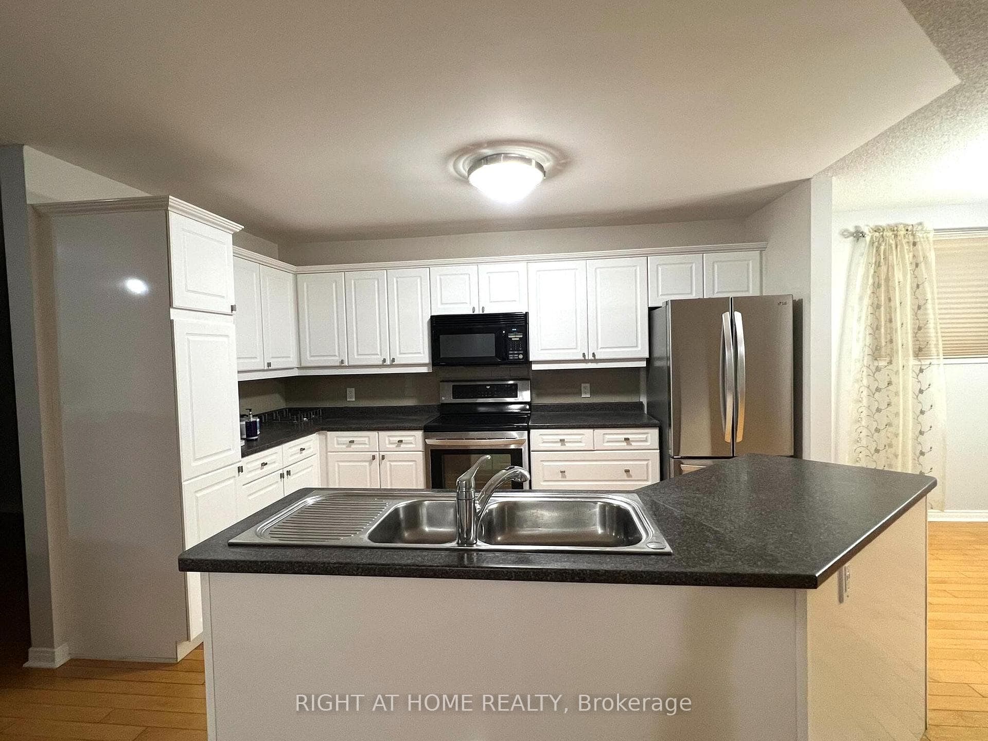 590 Arbour Crescent photo 8