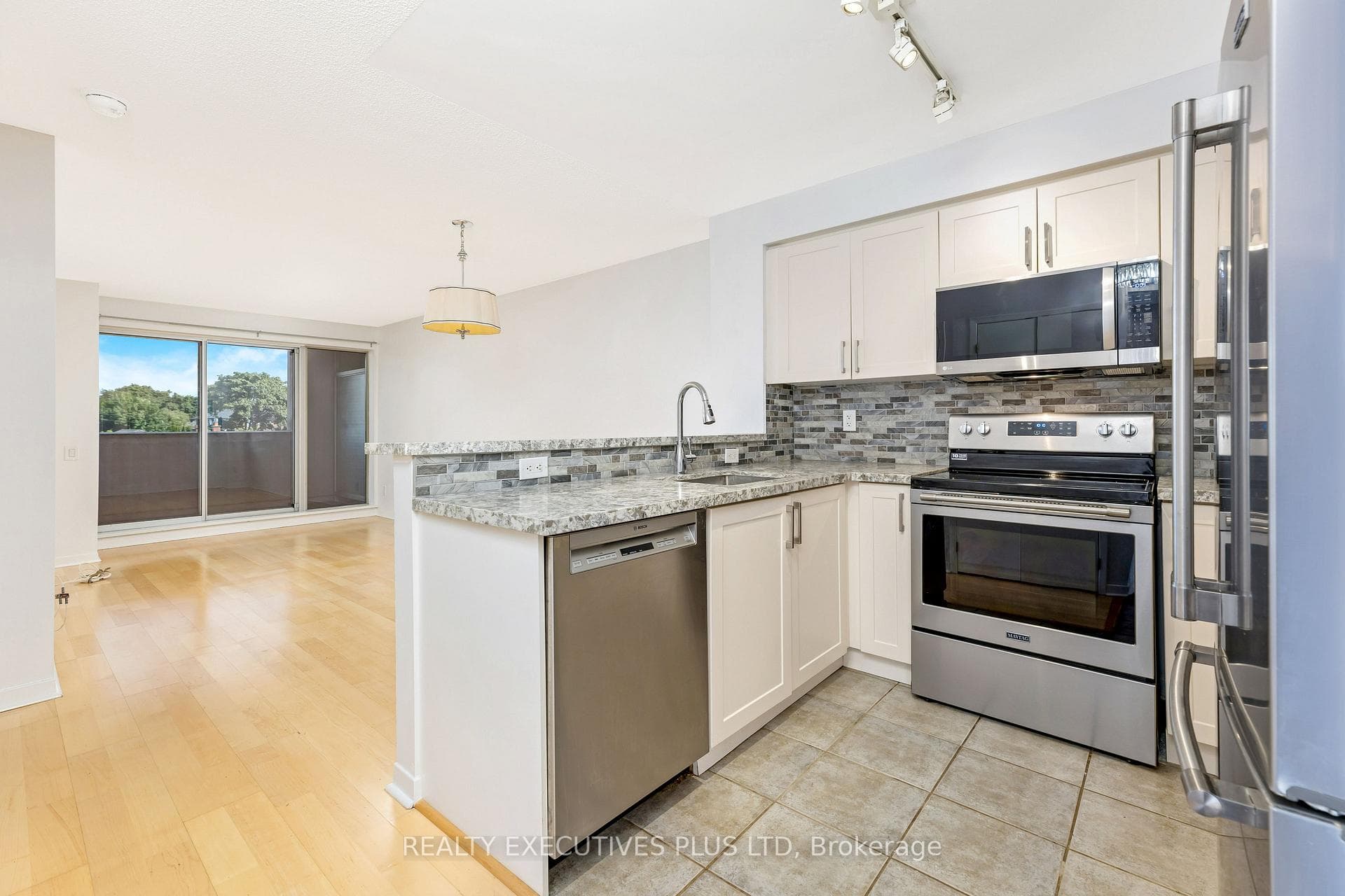 1050 The Queensway N/A Unit 212 photo 4
