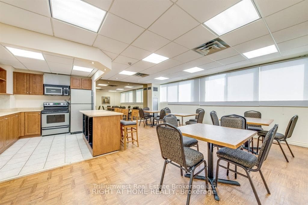 3700 Kaneff Crescent Unit 810 photo 26
