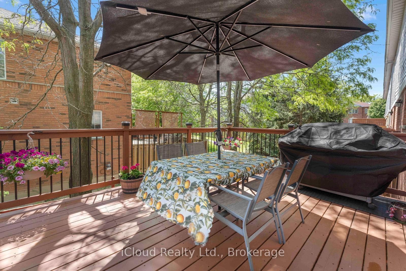 Large Deck w/o from kitchen