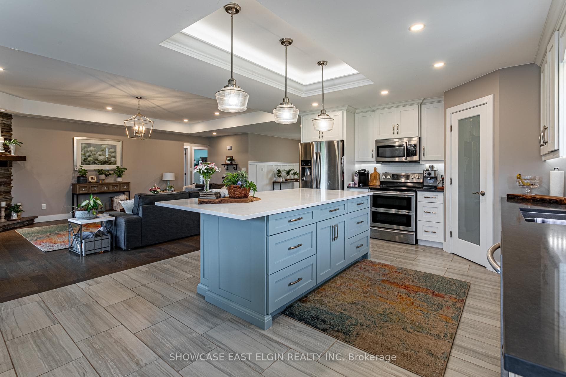 5285 Wales Crescent photo 7