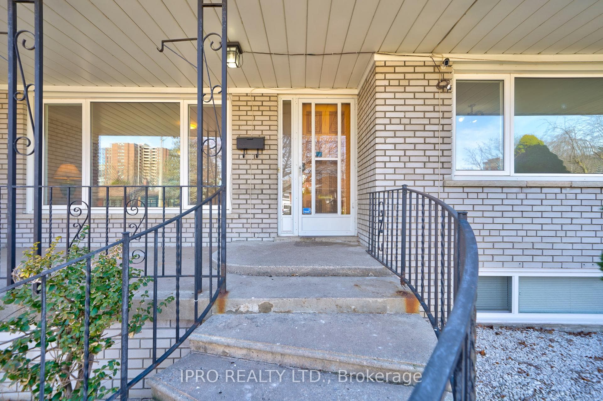 17 Gatewood Crescent photo 2
