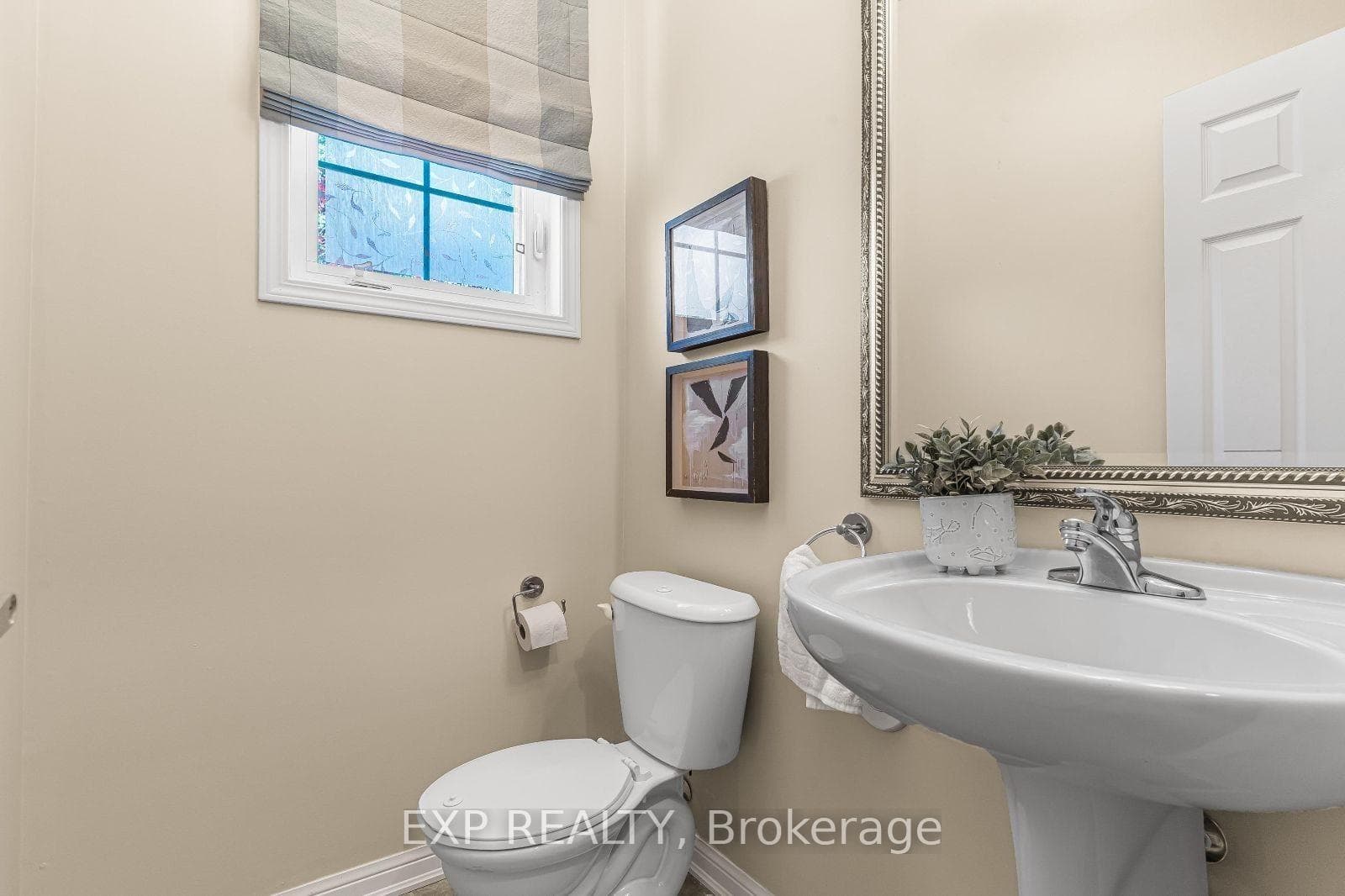 904 Raftis Crescent photo 14