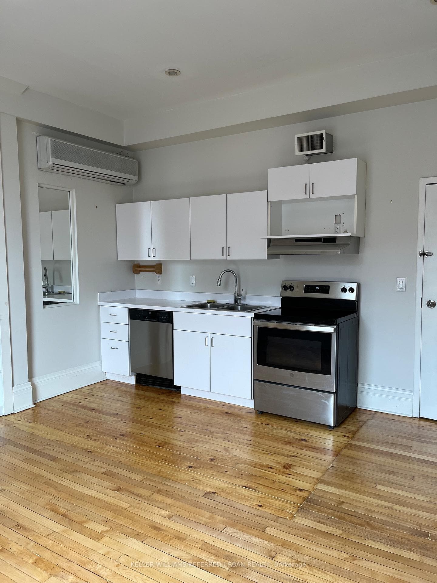 2854 Dundas Street photo 1