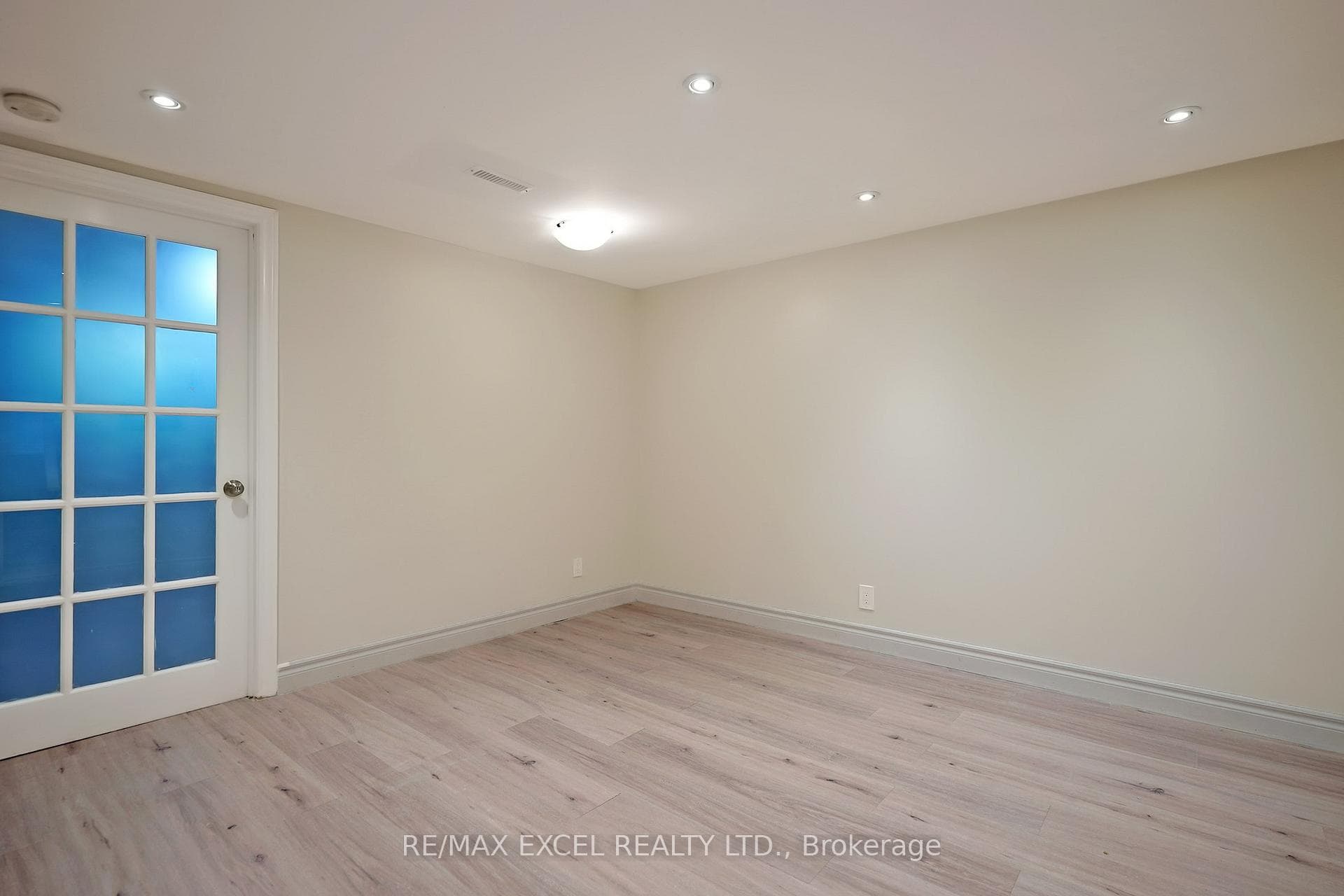 21 Sir Kay Drive photo 32