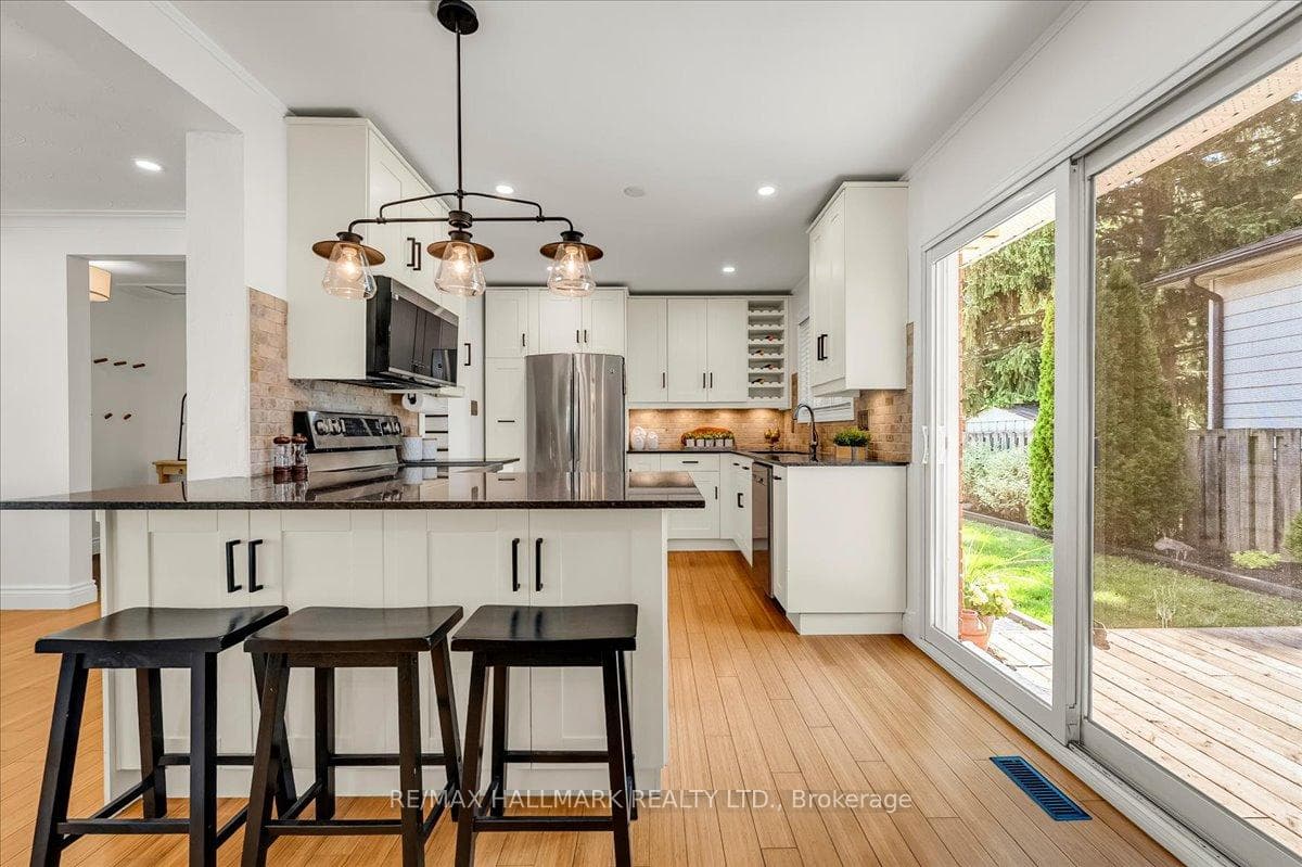 Modern eat-in kitchen