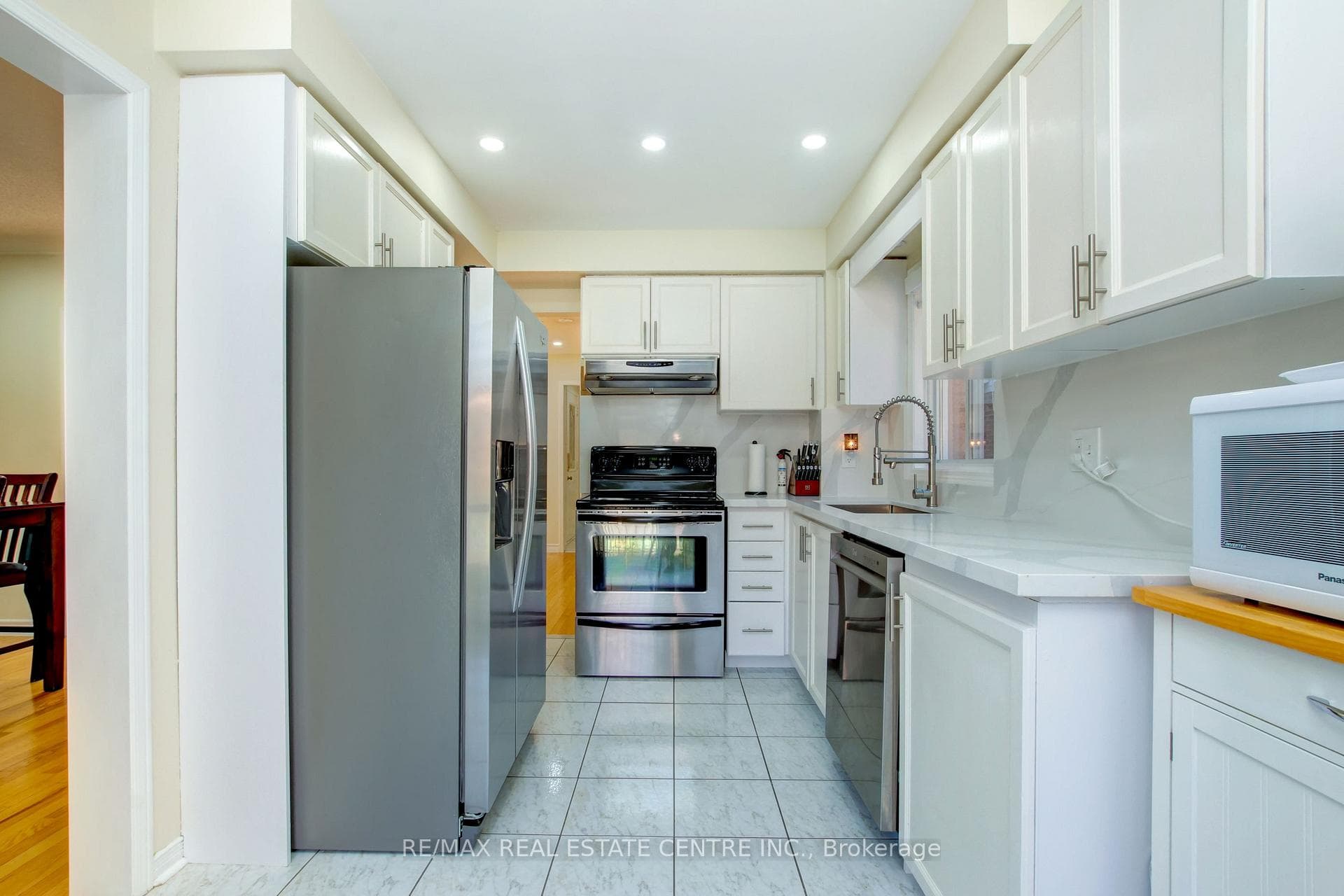 381 Pickering Crescent photo 11