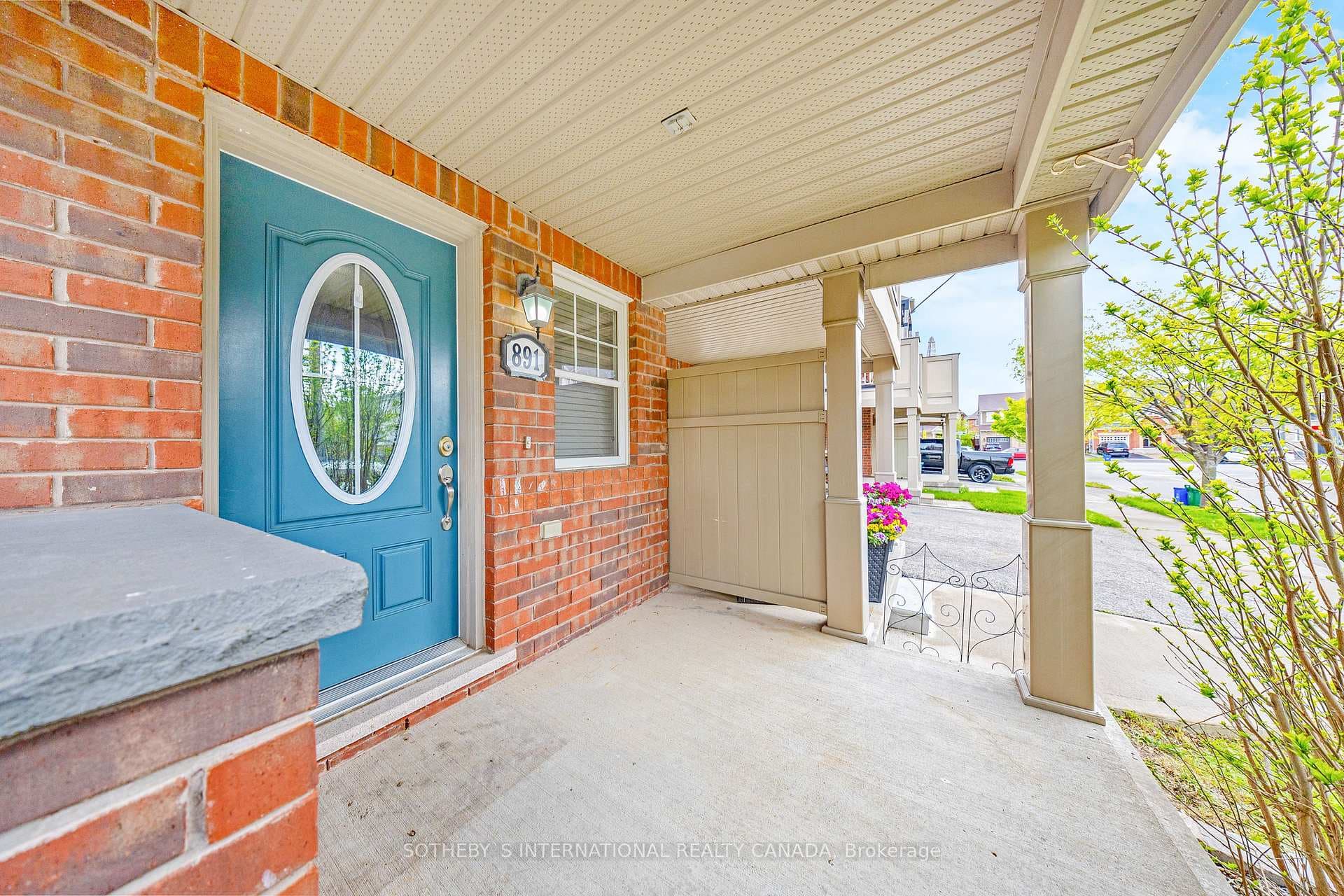 891 Willingdon Crescent photo 3