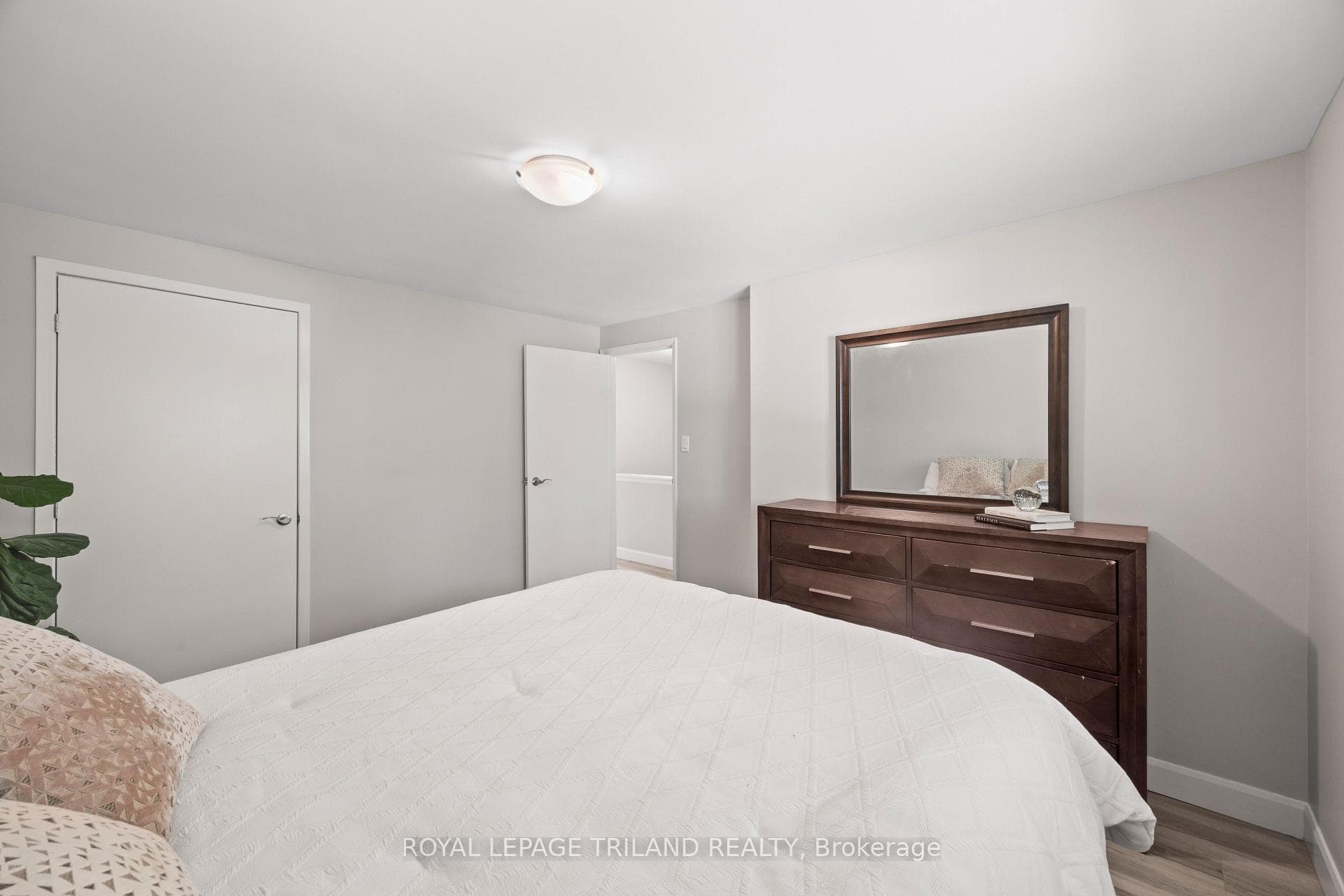 1767 Aldersbrook Road photo 14