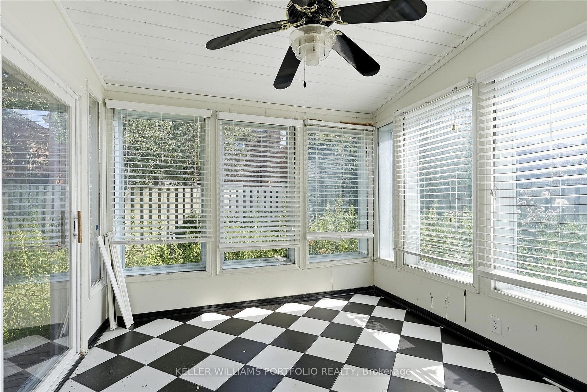 73 Jessica Gardens photo 45