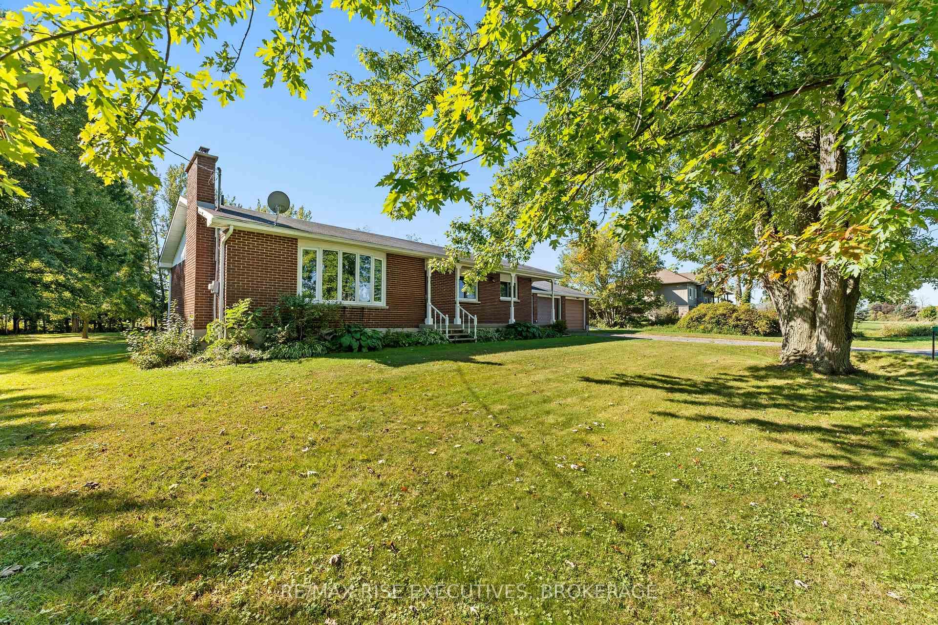 1033 Coupland Road photo 2
