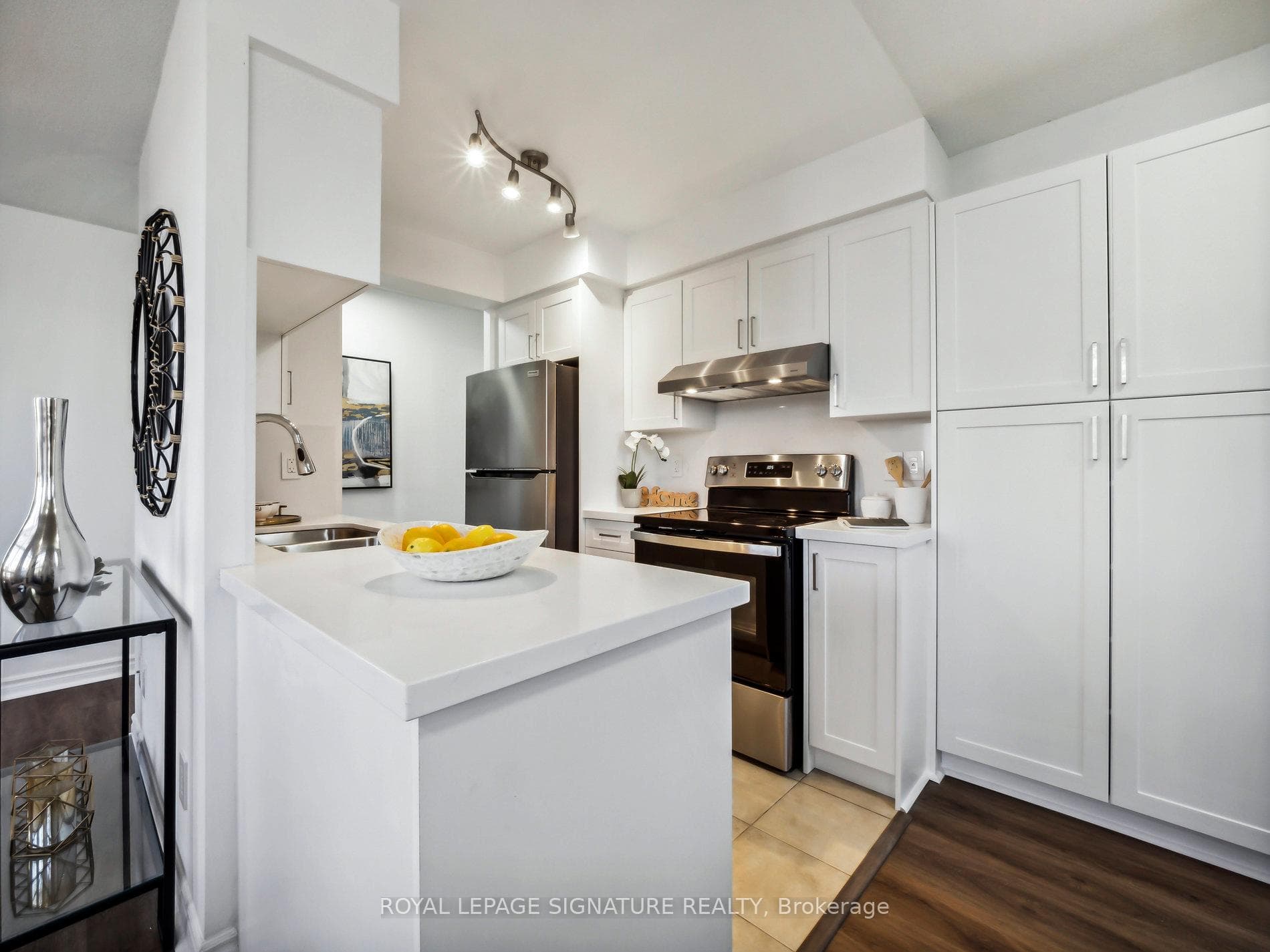 18 Kenaston Gardens Unit 804 photo 6